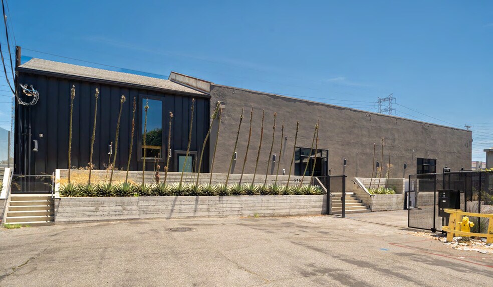 More Photos Of 2159 Bay St, Los Angeles Unknown For Lease