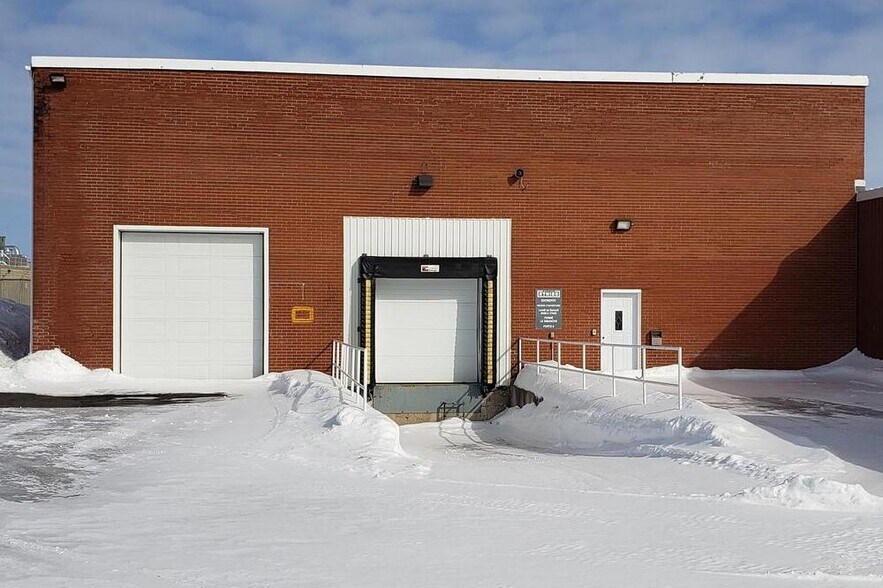 More Photos Of 126 Rue Jacques-Cartier N, St-Jean Storefront For Sale