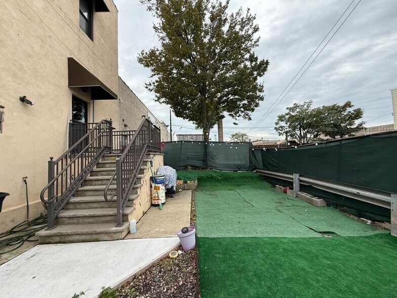More Photos Of 811 30th St, Union City Storefront Retail Residential For Sale