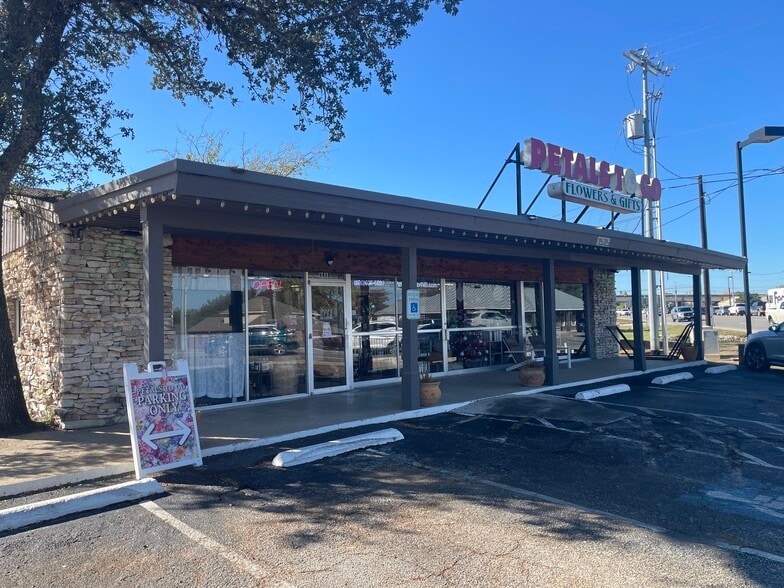 More Photos Of 1515 N Walnut Ave, New Braunfels Freestanding For Lease