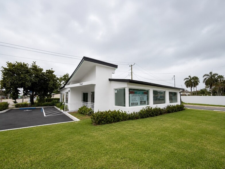 More Photos Of 7061 Taft St, Hollywood Medical For Sale