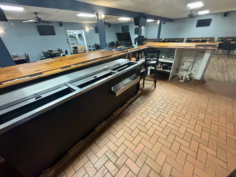 More Photos Of 106 E 4th St, Washington Restaurant For Sale