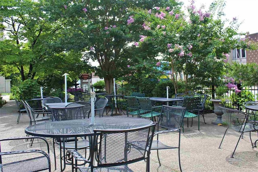 More Photos Of 1208 6th Ave, Huntington Restaurant For Sale