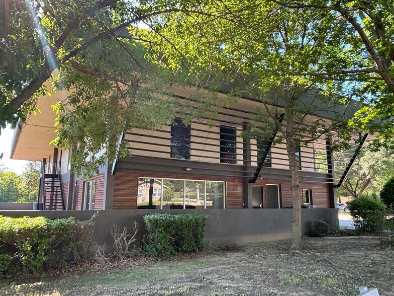 More Photos Of 414 W Parkway St, Denton Loft Creative Space For Sale