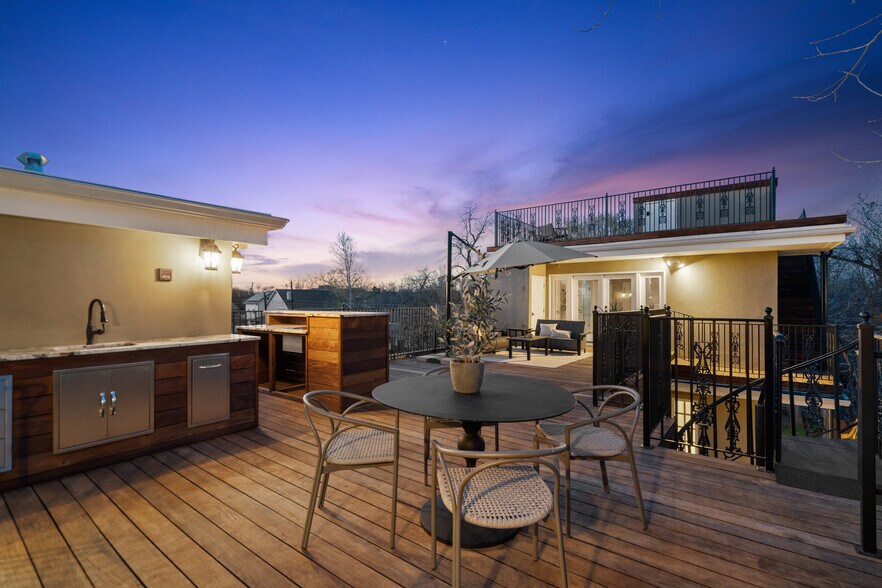 More Photos Of 1810 W 35th St, Austin Specialty For Sale