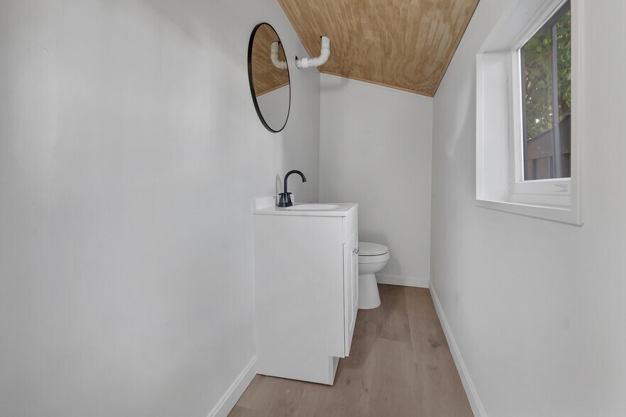 More Photos Of 415 Broad St, Cumberland Flex For Lease