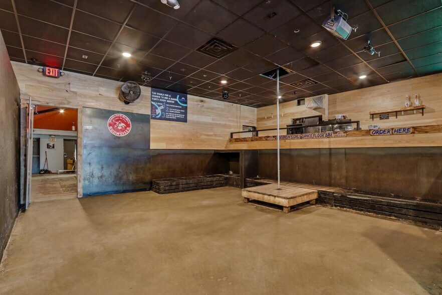 More Photos Of 631 S Broadway St, Menomonie Bar For Sale