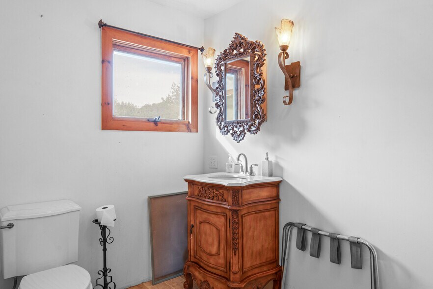 More Photos Of 30 Logan St, Davenport Hotel For Sale