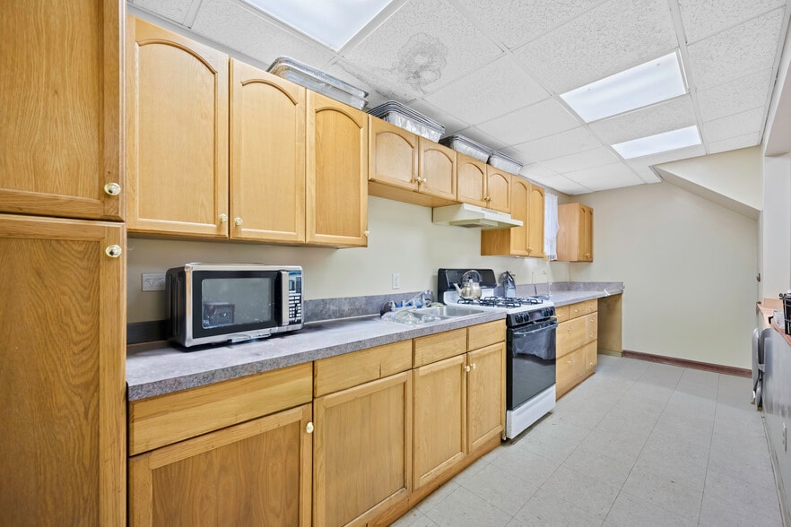 More Photos Of 109 Roslyn Rd, Roslyn Heights Religious Facility For Lease