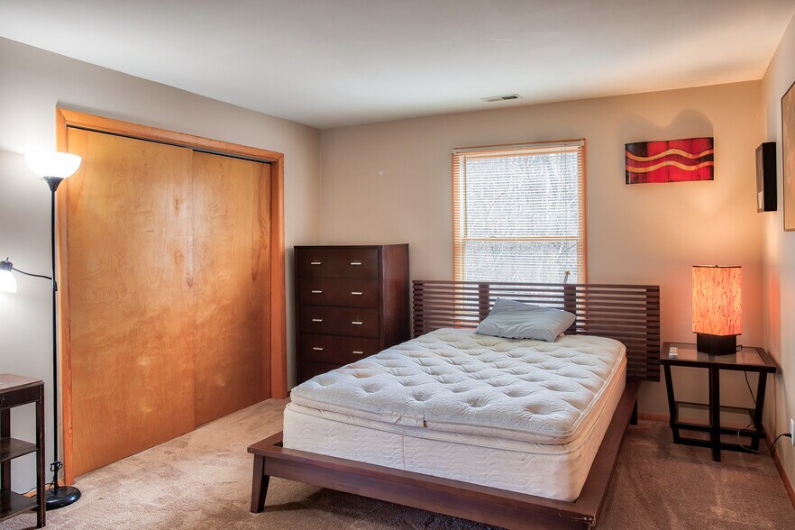 More Photos Of 1533 Arbors Ln, Bloomington Apartments For Sale