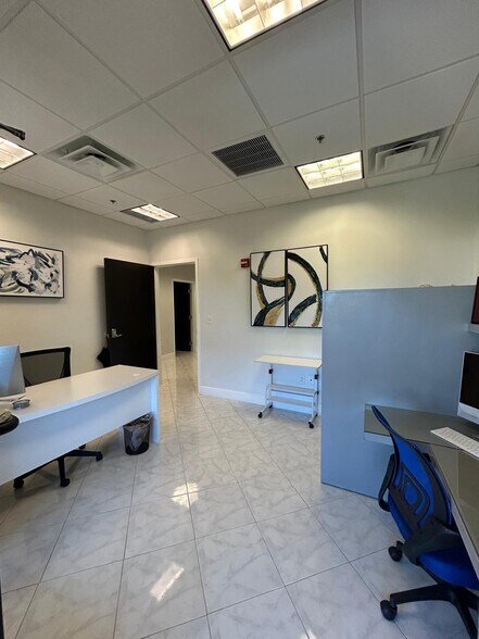 More Photos Of 13538 Village Park Dr, Orlando Office Residential For Lease