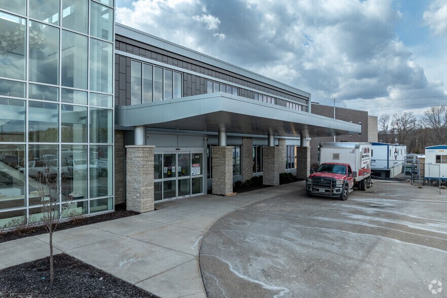 More Photos Of 3119 Woodman Dr, Altoona Medical For Lease