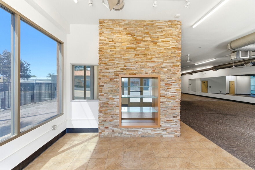 More Photos Of 215 S Citrus Ave, Covina Storefront For Lease