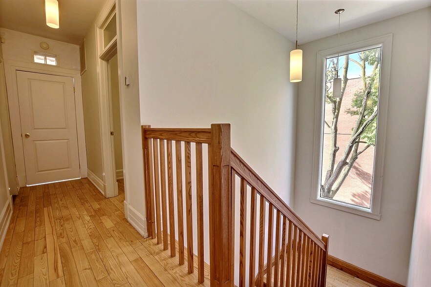 More Photos Of 510-512 Décarie Boul, Saint-Laurent Loft Creative Space For Sale