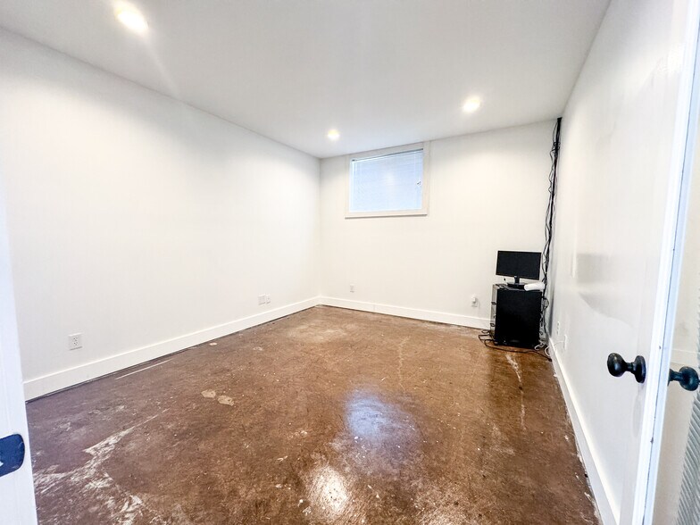 More Photos Of 920 Dauphin St, Mobile Office For Sale