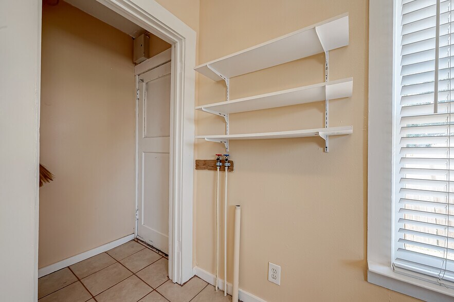 More Photos Of 1502 Main St, Seabrook Office Residential For Lease