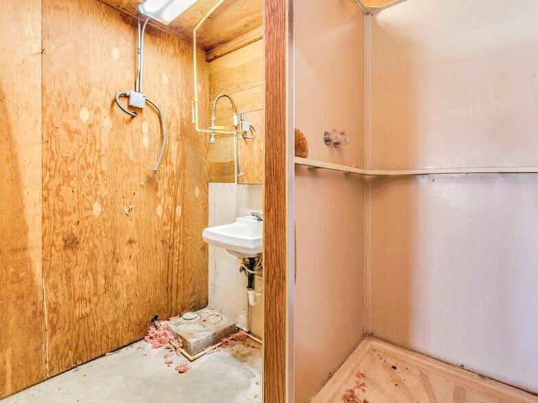 More Photos Of 185 S Titus St, Giddings Freestanding For Sale