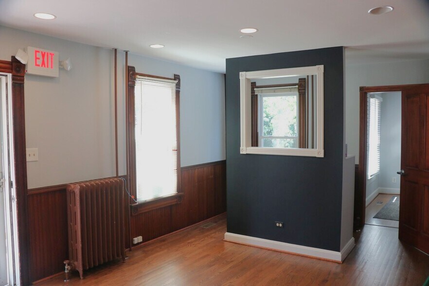 More Photos Of 108 N Walkup Ave, Crystal Lake Office For Sale