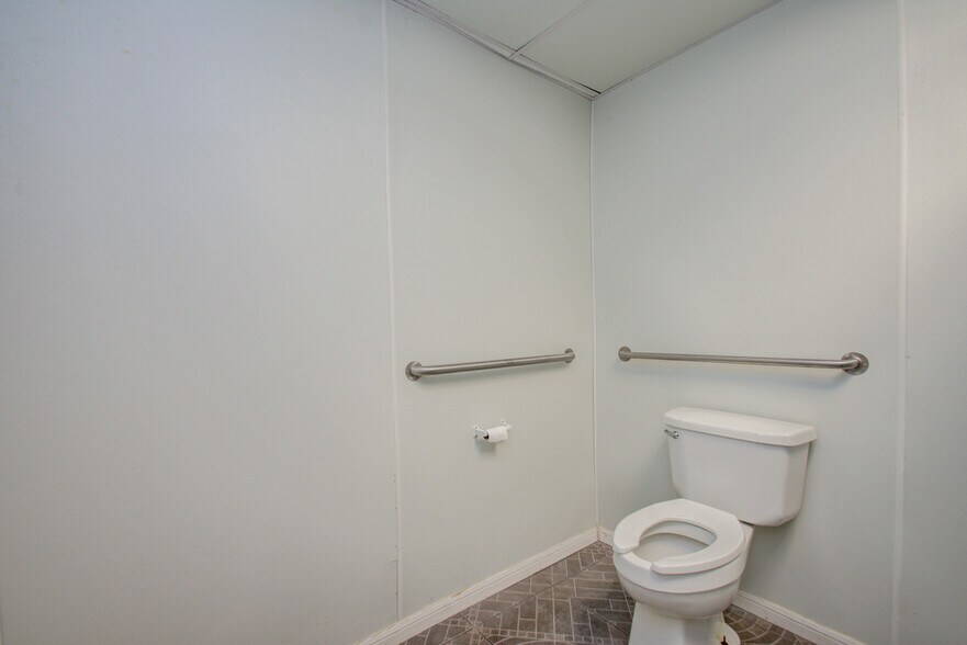 More Photos Of 6555 Navigation Blvd, Houston Warehouse For Lease