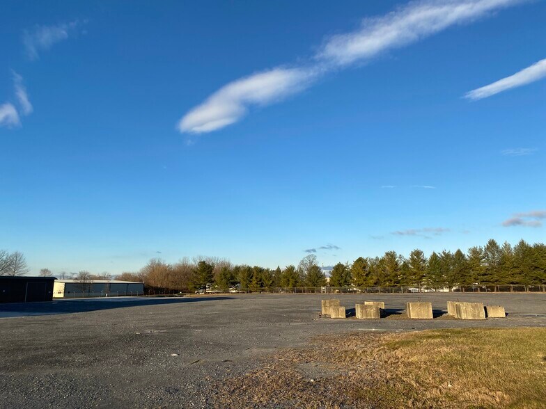 More Photos Of 585 Daniels Rd, Nazareth Manufacturing For Lease