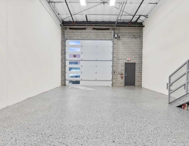 More Photos Of 2100 Double Creek Dr, Round Rock Warehouse For Lease