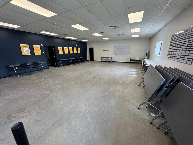 More Photos Of 511 Black Horse Pike, Turnersville Warehouse For Lease