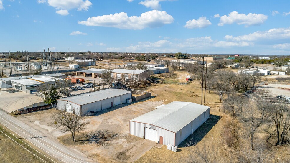 More Photos Of 117 Samuel Dr, Weatherford Distribution For Lease