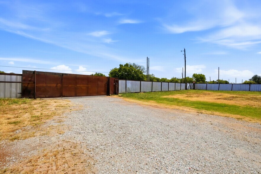 More Photos Of 1203 NW Airport Rd, Cache Industrial For Sale