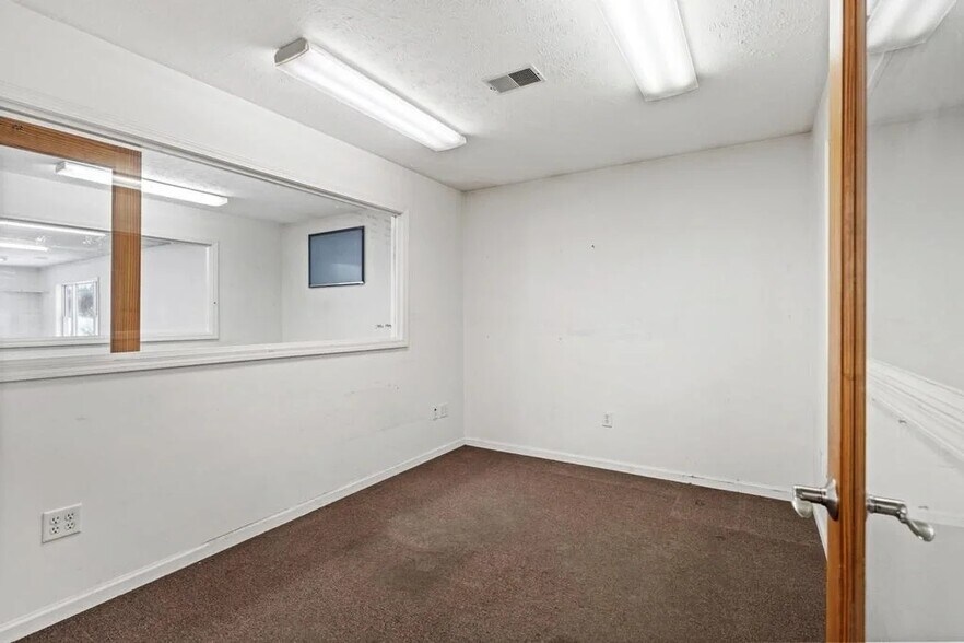 More Photos Of 9821 N US Highway 31, Ellsworth Showroom For Sale