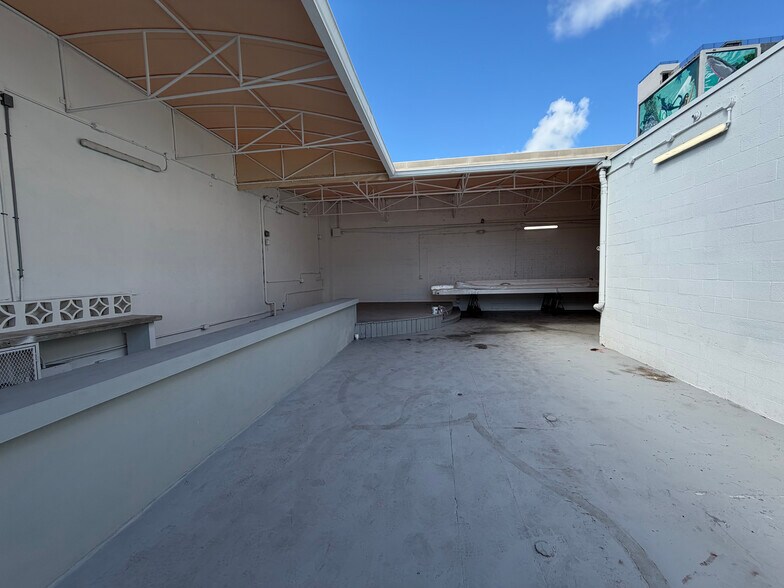 More Photos Of 345 NW 24th St, Miami Storefront Retail Office For Sale