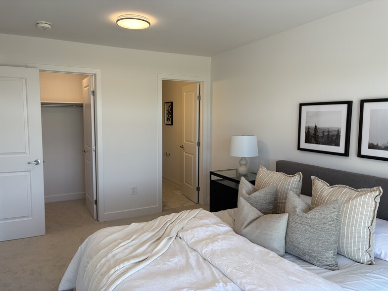 More Photos Of 33 Salamander Way, Ottawa Apartments For Sale