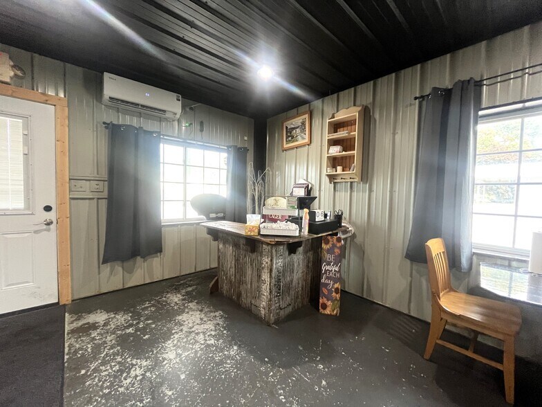 More Photos Of 219 Main St, Hale Flex For Sale