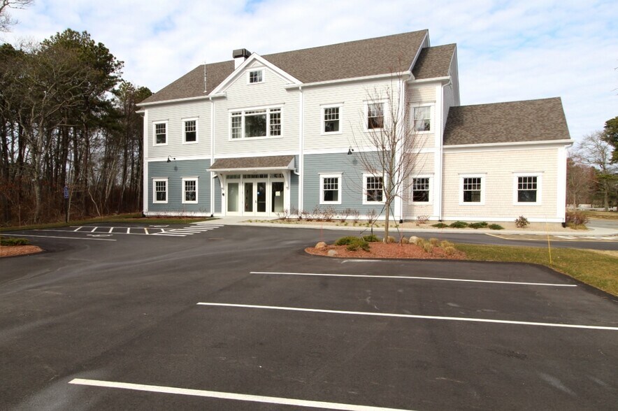 More Photos Of 1575 Iyannough Rd, Hyannis Office For Lease