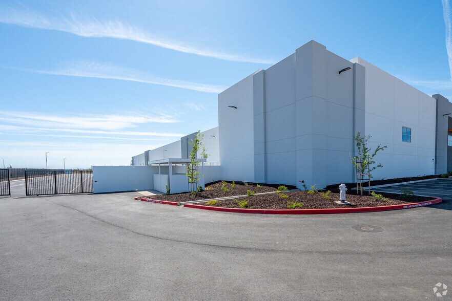 More Photos Of 4535 W Elkhorn Blvd, Sacramento Distribution For Sale