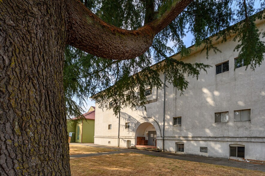 More Photos Of 229 E Monroe St, Carlton Apartments For Sale