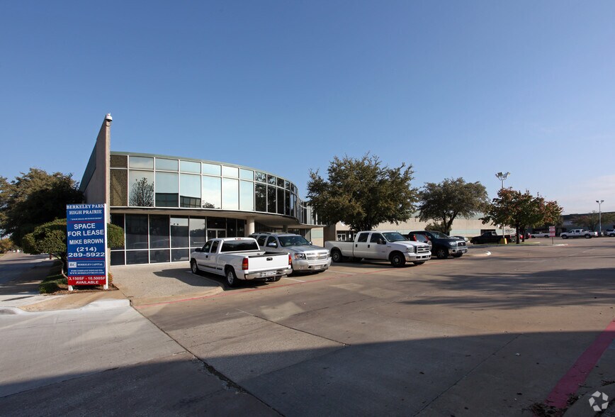 More Photos Of 11034 Shady Trl, Dallas Showroom For Lease