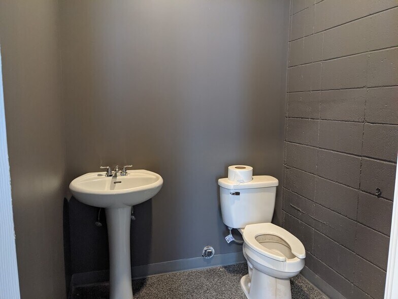 More Photos Of 8308 Fraser Ave, Fort McMurray Showroom For Sale