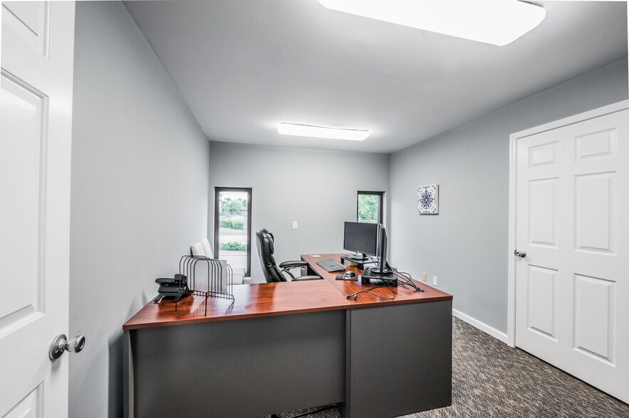 More Photos Of 1502 Westen St, Bowling Green Office For Sale