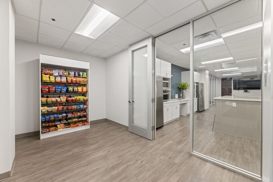 More Photos Of 2100-2120 W Walnut Hill Ln, Irving Office For Lease