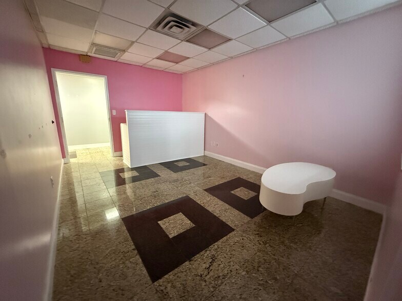 More Photos Of 6251 US Highway 19 N, Pinellas Park Showroom For Lease