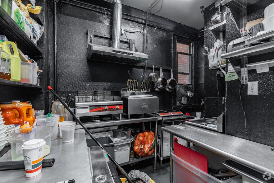 More Photos Of 2337 18th St NW, Washington Storefront Retail Residential For Lease