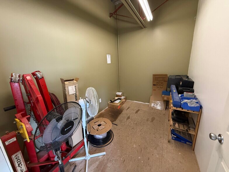 More Photos Of 2843 2 Av N, Lethbridge Flex For Lease