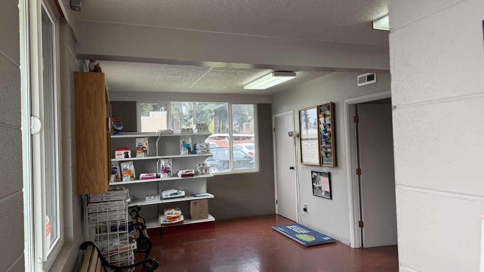 More Photos Of 3240 Auburn Way S, Auburn Veterinarian Kennel For Lease