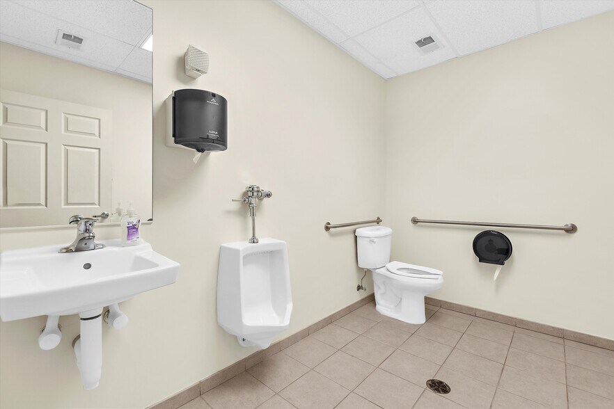 More Photos Of 601 7th St, Laurel Office For Sale