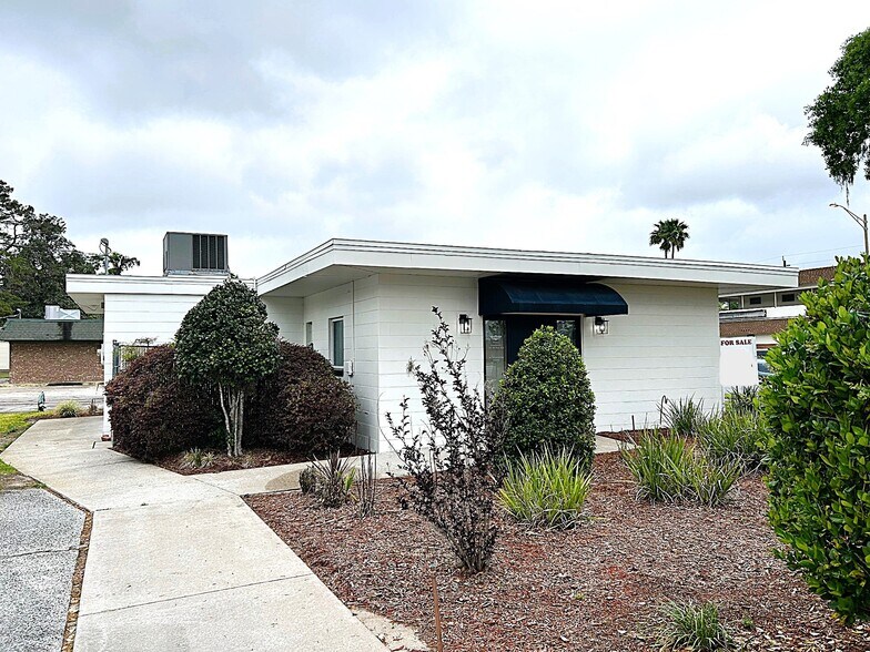 More Photos Of 798 SW Main Blvd, Lake City Office For Sale