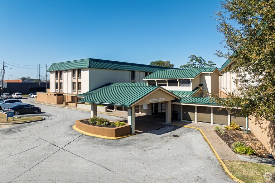 More Photos Of 2504 North Loop W, Houston Hotel For Sale