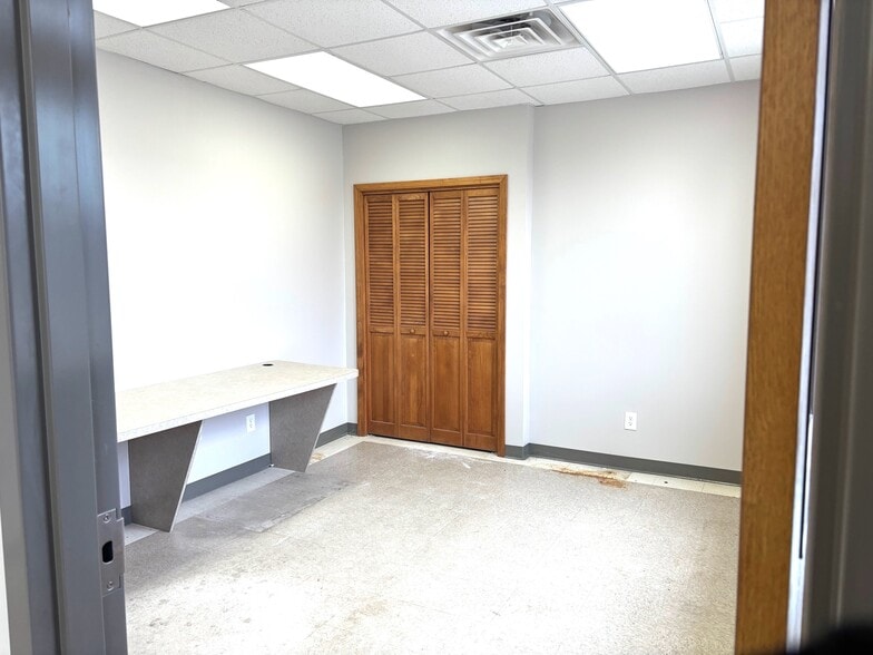 More Photos Of 11 Cottonwood Dr, Chatham Specialty For Sale