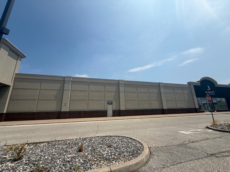 More Photos Of 4224-4330 Walker Rd, Windsor Storefront For Lease