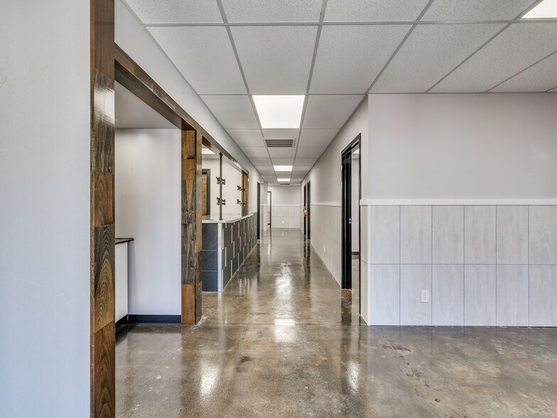 More Photos Of 9906 E 55th Pl, Tulsa Distribution For Sale