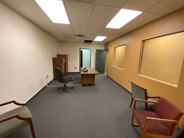 More Photos Of 4558-4568 E 71st St, Cleveland Flex For Lease